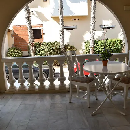 Apartamento 2-bedroom In 1 Minute Walk To The Beach